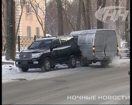На «автопилоте». В Екатеринбурге неуправляемый КАМАЗ протаранил две машины и врезался в жилой дом (ФОТО)